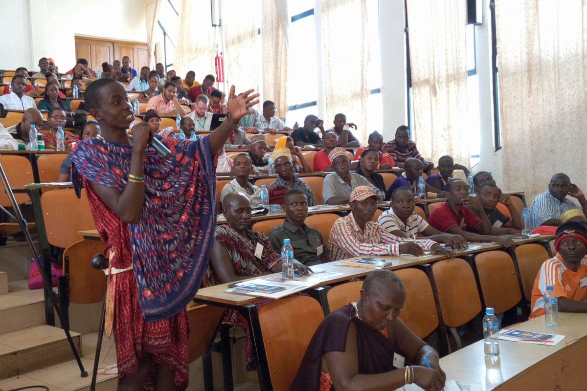 Masai erzählt in einem Hörsaal über aktuelle Herausforderungen