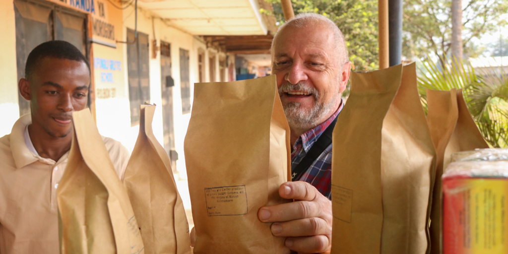 Bernward Geier sieht sich eine Packung im Bio-Shop von SAT an, neben ihm steht Sales Manager Akley.